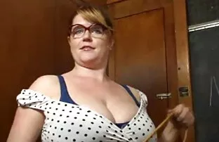 XXX चिकन फिंगर्स चिकन। सेक्सी मूवी के वीडियो